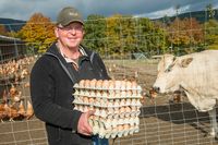 Ackers Markus von Ackers Biohof bringt die Bio-Eier zum Verkauf